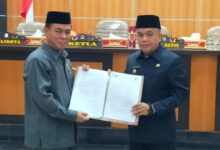 Wali Kota Palu Bersama Ketua DPRD Tandatangani APBD Kota Palu 2024