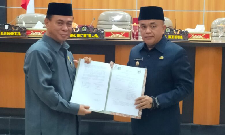 Wali Kota Palu Bersama Ketua DPRD Tandatangani APBD Kota Palu 2024