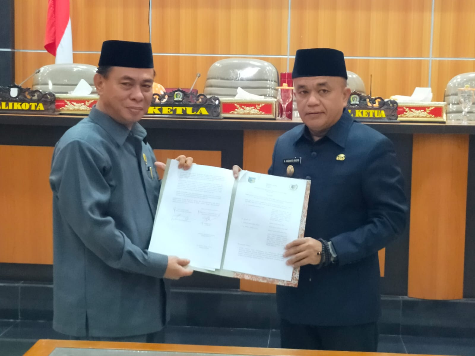 Wali Kota Palu Bersama Ketua DPRD Tandatangani APBD Kota Palu 2024