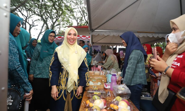 Tersedia 2.500 Paket Sembako, Sofha Marwah Bahtiar Buka Pasar Murah Bersubsidi di Sinjai