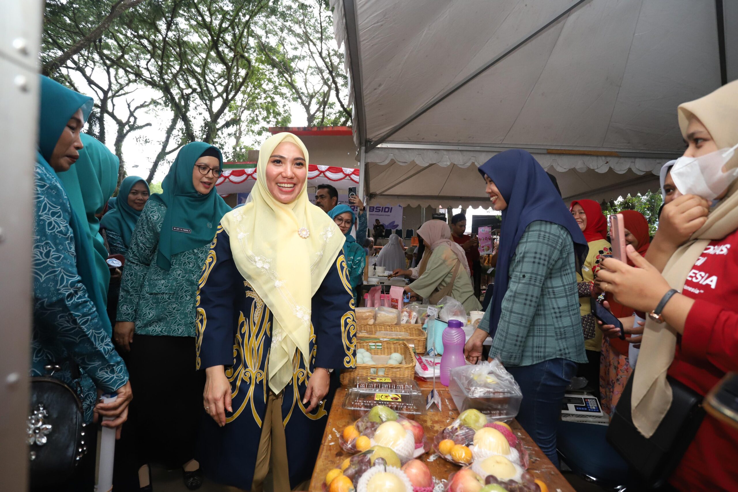 Tersedia 2.500 Paket Sembako, Sofha Marwah Bahtiar Buka Pasar Murah Bersubsidi di Sinjai