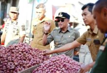 Pastikan Harga Terjangkau, Pj Bupati Bone Pantau Harga Kebutuhan Pokok di Pasar