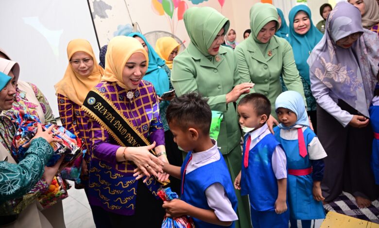 Bersama Ketua Persit Desi TaBersama Ketua Persit Desi Totok Imam, Bunda PAUD Sulsel Sofha Marwah Bahtiar Ajarkan Anak PAUD Cara Menyikat Gigi yang Benarotok Imam, Sofha Marwah Bahtiar Ajarkan Anak PAUD Cara Menyikat Gigi yang Benar