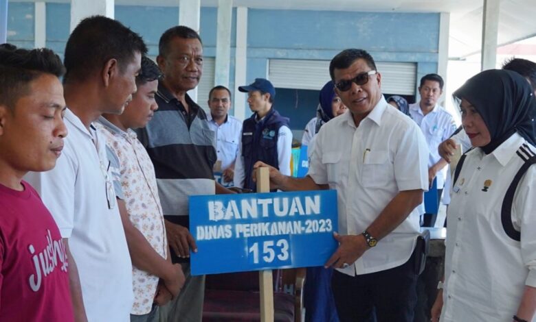 Lagi, Bupati Andi Utta Serahkan 123 Rumpon ke 21 Kelompok Nelayan