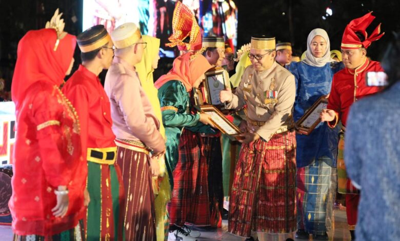 Berdedikasi, Pemkot Makassar Anugerahi Penghargaan Pegawai Teladan