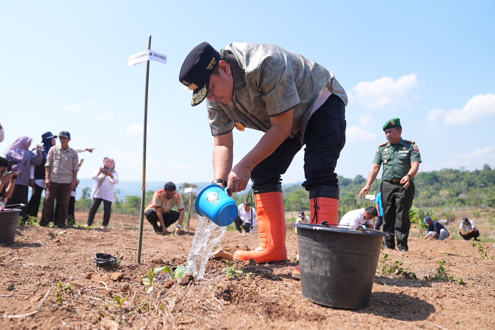 Pj Gubernur Bahtiar Ajarkan Para Petani Enrekang Cara Kembangkan Bibit Pisang