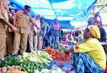 Pantau Harga Bahan Pokok di Pasar Batangase Maros, Pj Gubernur: Perlu Lebih Agresif Atasi Inflasi