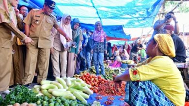 Pantau Harga Bahan Pokok di Pasar Batangase Maros, Pj Gubernur: Perlu Lebih Agresif Atasi Inflasi