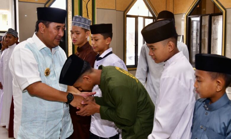 Singgah di Masjid Al Amir Fil-Jannah Bajoe, Pj Gubernur Doakan Tahfidz Yatim Sukses dan Semangat Belajar
