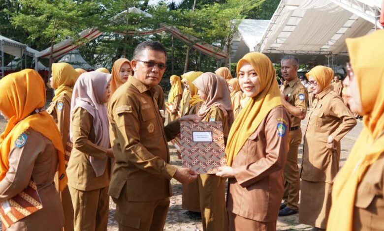 Pj Sekda Gowa Serahkan 31 Piagam Penghargaan Pada Peringatan HKN Ke-59