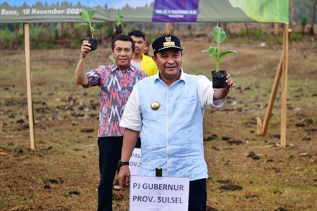 Pj Gubernur Bahtiar dan Rektor IAIN Bone Tanam Seribu Pohon Pisang Cavendish