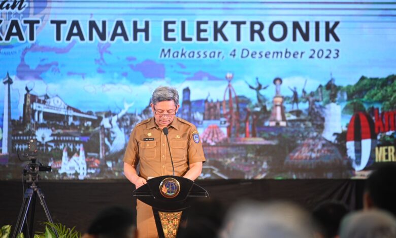 Pj Sekprov Serahkan Sertifikat Tanah ke Warga di Lima Kabupaten Kota