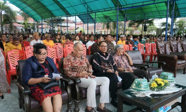 Wakili Wali Kota Sekdis Sosial Kota Palu Ketut Simon Hadiri Perayaan Natal di Gereja Toraja Jemaat Sion Anutapura