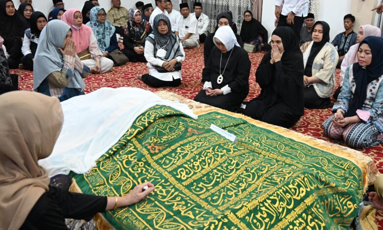 Melayat ke Rumah Duka, Sofha Marwah Bahtiar Sampaikan Bela Sungkawa Atas Meninggalnya Hasnah Syam