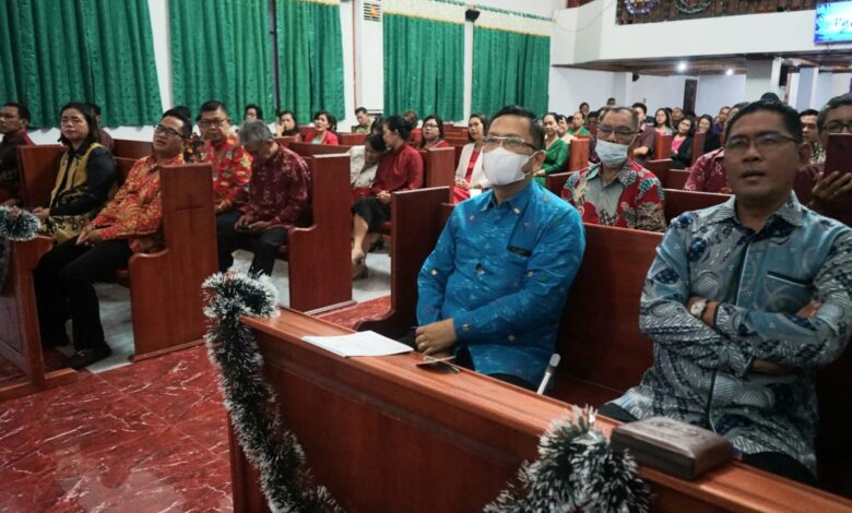 Kadis P2KB Wakili Wali Kota Palu Hadiri Ibadah Pra Perayaan Natal di Sinode Gereja Protestan Indonesia