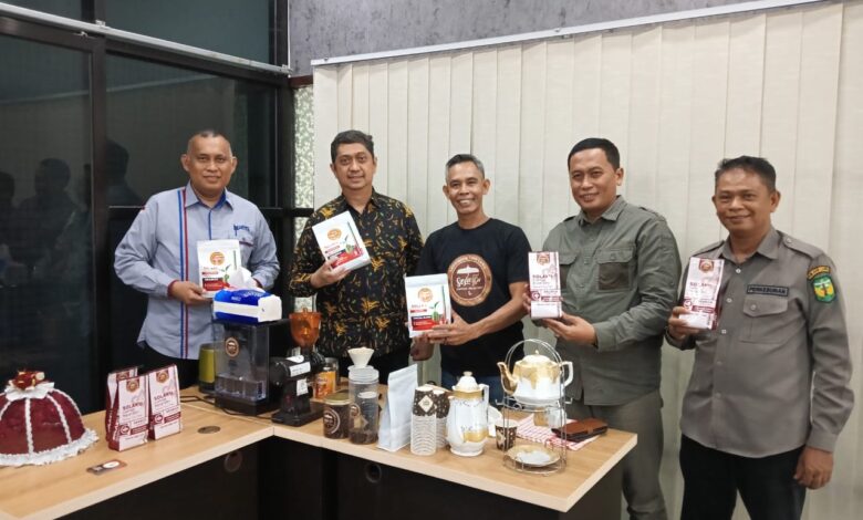 Kepala Bappelitbangda Luwu Perkenalkan Kopi Khas Latimojong