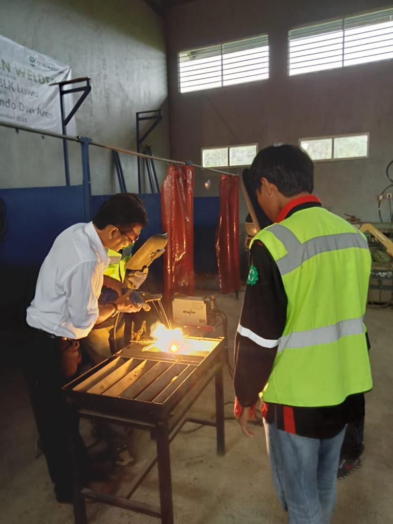 PT Masmindo Dwi Area (Masmindo) melalui Divisi Human Capital bekerjasama dengan Balai Latihan Kerja (BLK) Kabupaten Luwu mengadakan program pelatihan pengelasan (welder) bagi warga masyarakat yang berasal dari 6 (enam) desa lingkar tambang di wilayah Kecamatan Latimojong Kabupaten Luwu.