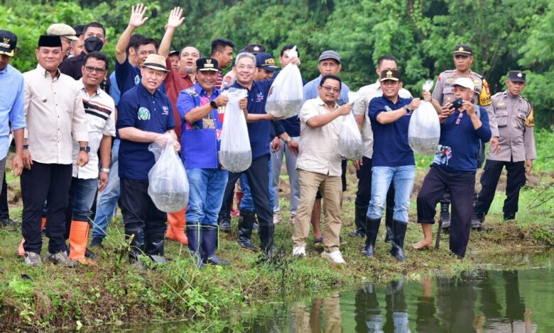 8.000 Bibit Ikan Nila Ditebar di Kampus Biru Unismuh