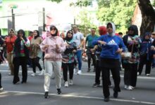 Sofha Marwah Bahtiar Senam Bersama Warga di Car Free Day Sudirman