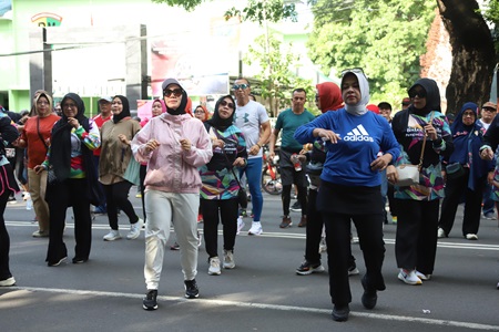 Sofha Marwah Bahtiar Senam Bersama Warga di Car Free Day Sudirman