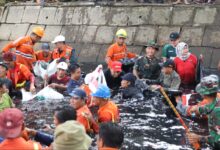 Bentuk Peduli Danny Pomanto dan Dandim Letkol Inf Lizardo Gumay Cegah Makassar dari Banjir, Turun ke Kanal Bersihkan Sampah