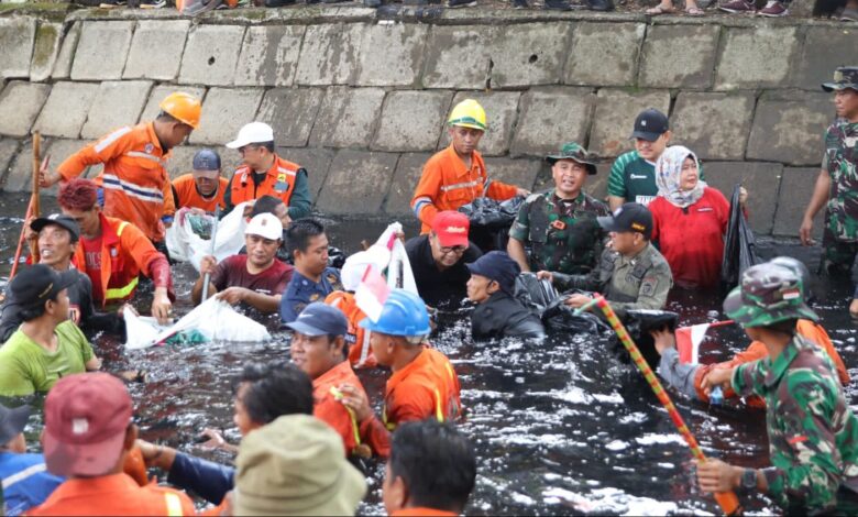 Bentuk Peduli Danny Pomanto dan Dandim Letkol Inf Lizardo Gumay Cegah Makassar dari Banjir, Turun ke Kanal Bersihkan Sampah