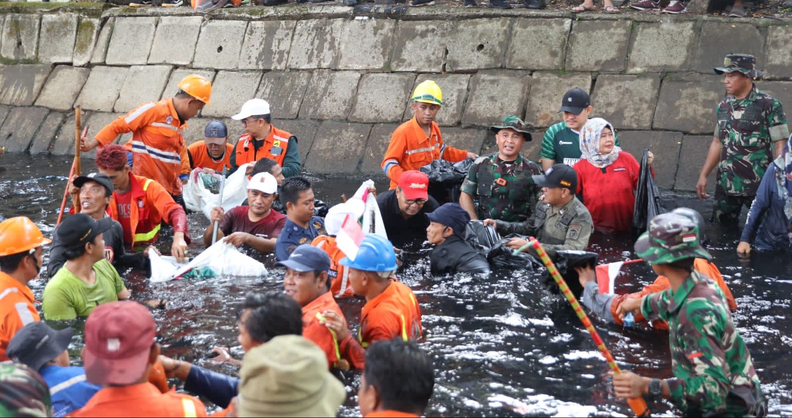 Bentuk Peduli Danny Pomanto dan Dandim Letkol Inf Lizardo Gumay Cegah Makassar dari Banjir, Turun ke Kanal Bersihkan Sampah