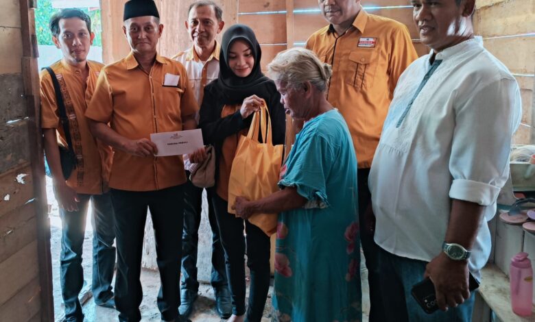 Rayakan HUT Yang Ke 17 DPC Partai Hanura Bone Peduli Bagikan Santunan Pada Masyarakat