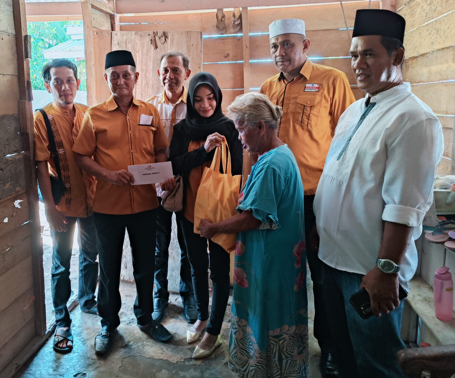 Rayakan HUT Yang Ke 17 DPC Partai Hanura Bone Peduli Bagikan Santunan Pada Masyarakat