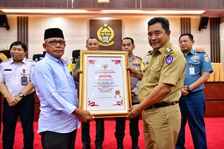 Haji Amir Bandu, Penerima Penghargaan Pj Gubernur Sulsel Karena Hibahkan 5 Hektare Lahan untuk Pos TNI AL