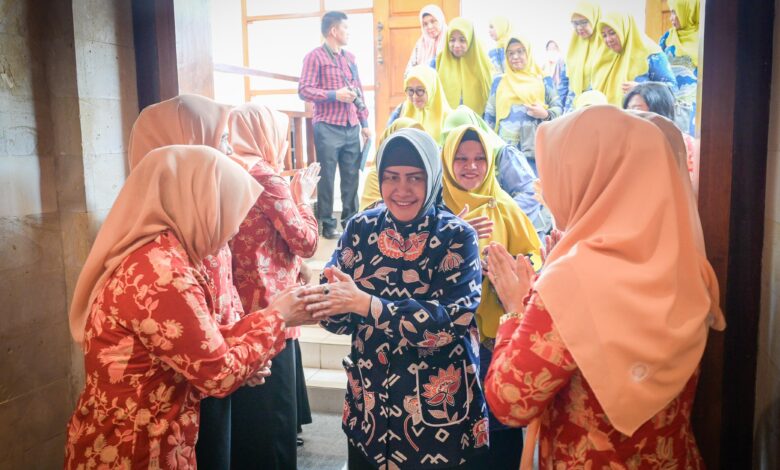 Indira Yusuf Ismail Dampingi DWP Kota Makassar Studi Tiru ke Jawa Timur