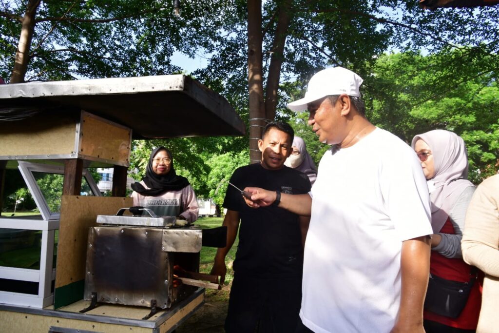 Jalan Sehat di Akhir Pekan, Bahtiar Baharuddin Nikmati Jajanan Kue Tradisional Buroncong