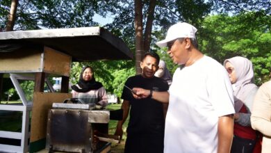 Jalan Sehat di Akhir Pekan, Bahtiar Baharuddin Nikmati Jajanan Kue Tradisional Buroncong