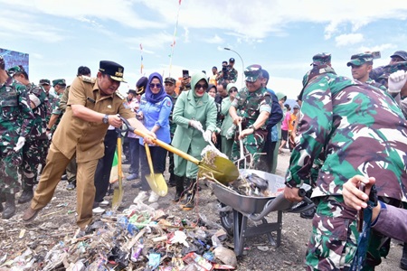 Pj Gubernur Sulsel Ikut Gerakan Perangi Sampah Plastik Bersama KASAD TNI
