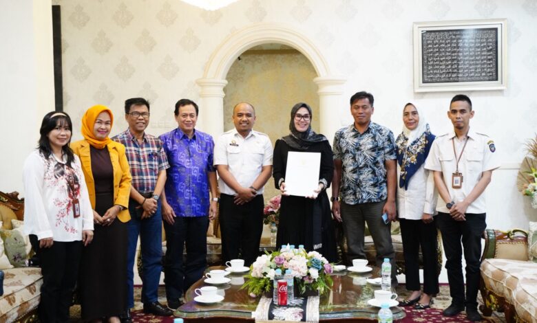 Pemprov Sulsel Serahkan Berkas Hasil Seleksi Calon Anggota KI Kepada DPRD Sulsel
