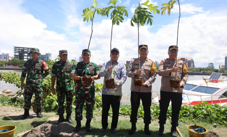 Wali Kota Makassar Moh Ramdhan Pomanto secara virtual mengikuti rangkaian Peringatan Hari Juang TNI AD Ke-78 tahun, di Kawasan CPI, Kamis, 14 Desember 2023.