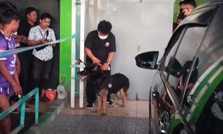 Gerebek Rumah Bandar Narkoba di Bone BNN Sulsel Turunkan Anjing Pelacak