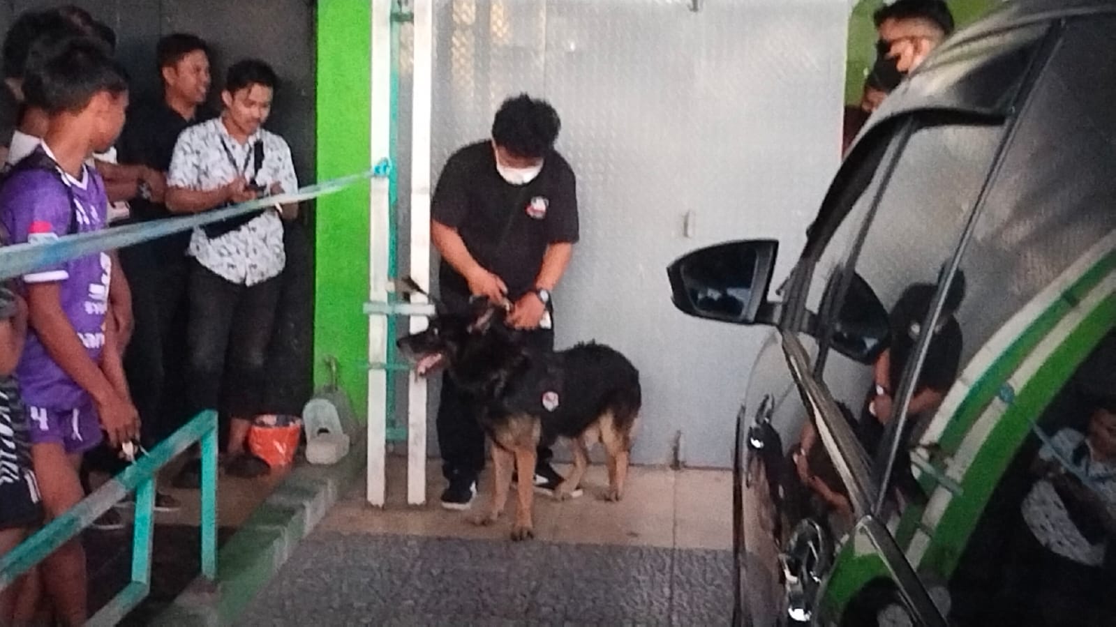 Gerebek Rumah Bandar Narkoba di Bone BNN Sulsel Turunkan Anjing Pelacak