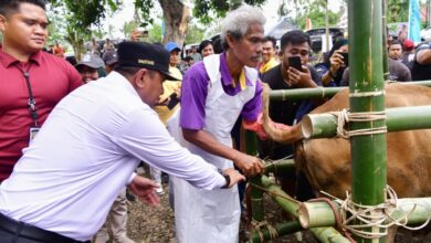 Pj Gubernur Sulsel Serahkan Bantuan Senilai Rp2 Miliar untuk Rumah Tangga Miskin di Soppeng