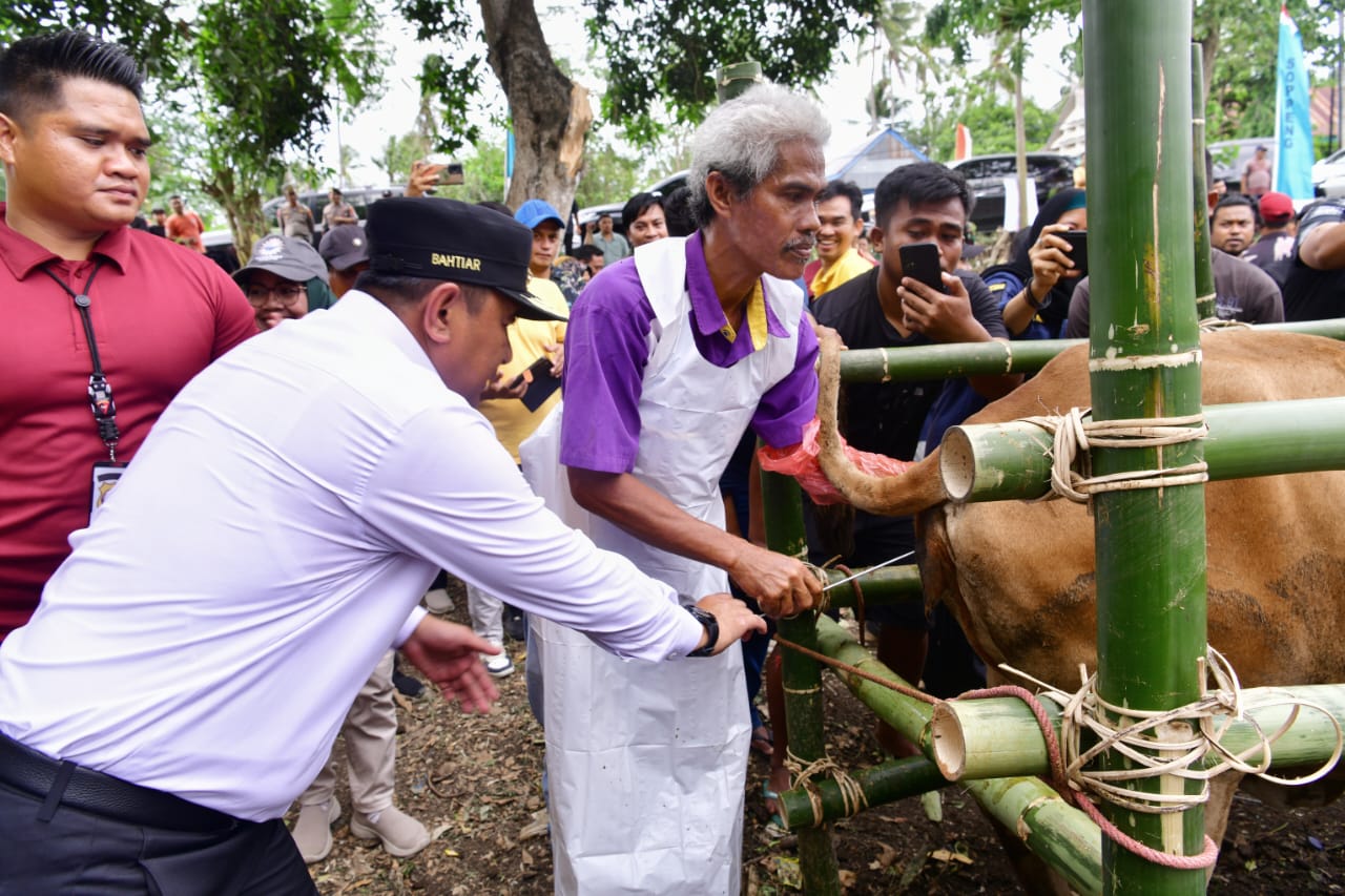 Pj Gubernur Sulsel Serahkan Bantuan Senilai Rp2 Miliar untuk Rumah Tangga Miskin di Soppeng