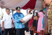 Pj Gubernur Sulsel Salurkan Bantuan Pangan Pemerintah Pusat untuk Warga Miskin di Takalar