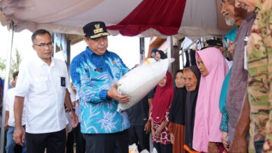 Pj Gubernur Sulsel Salurkan Bantuan Pangan Pemerintah Pusat untuk Warga Miskin di Takalar