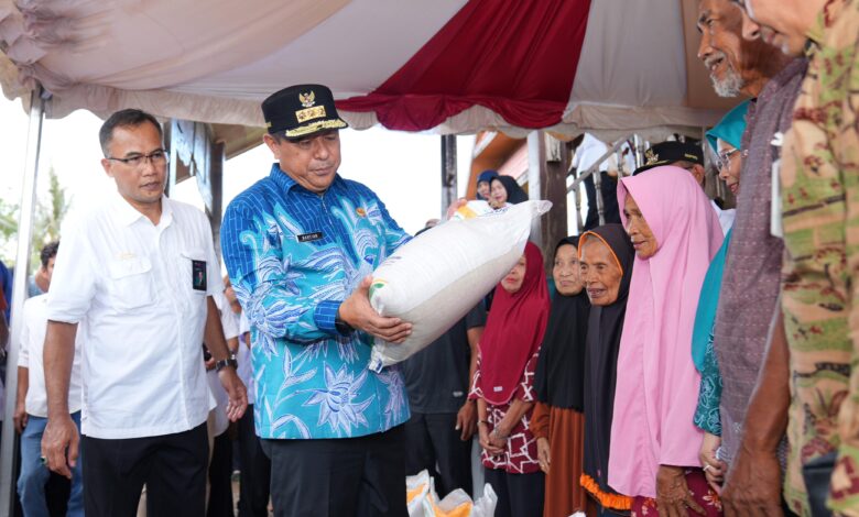 Pj Gubernur Sulsel Salurkan Bantuan Pangan Pemerintah Pusat untuk Warga Miskin di Takalar