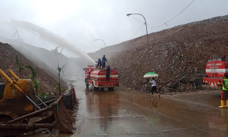 Damkar Makassar Turunkan 3 Unit Armada, Lakukan Penyemprotan Echo Enzim di TPA Antang