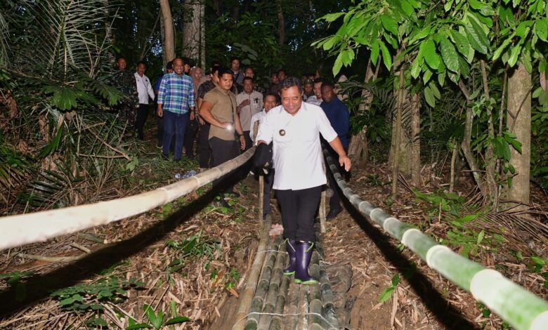 Dari Desa ke Desa Hingga Jalan Kaki Lewati Titian Bambu