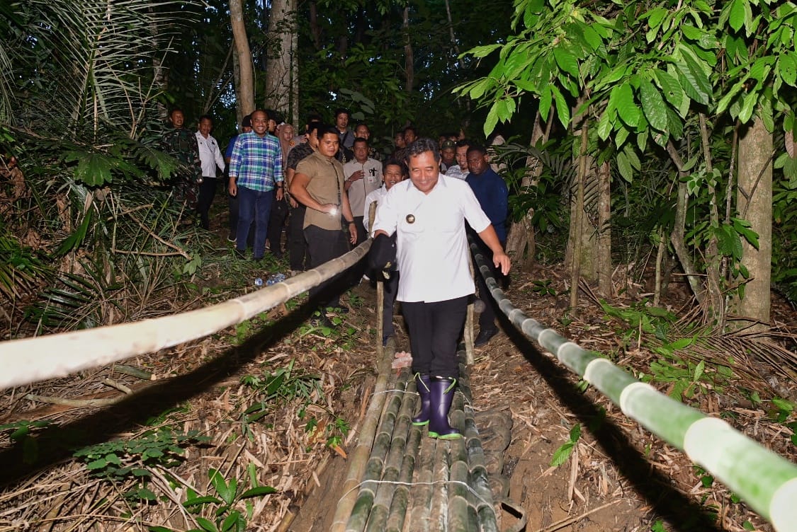 Dari Desa ke Desa Hingga Jalan Kaki Lewati Titian Bambu