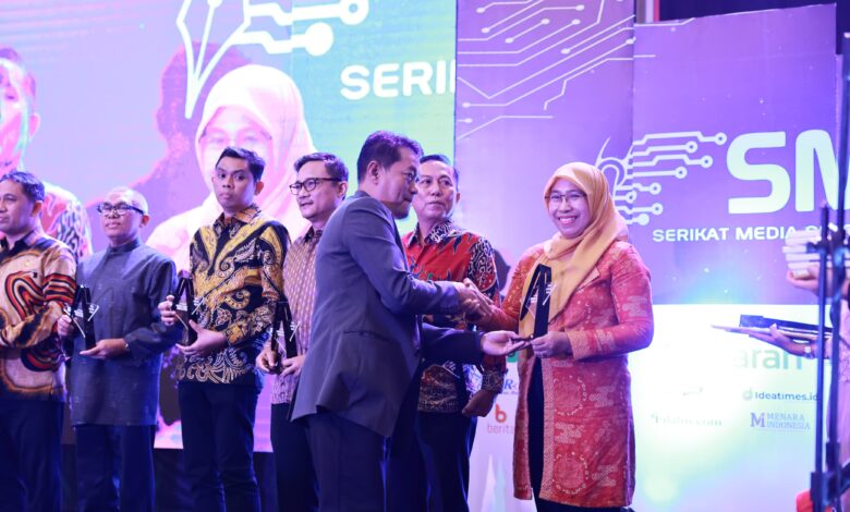 Dinas Kominfo Makassar Raih Penghargaan Peduli Media di SMSI Sulsel Award 2024