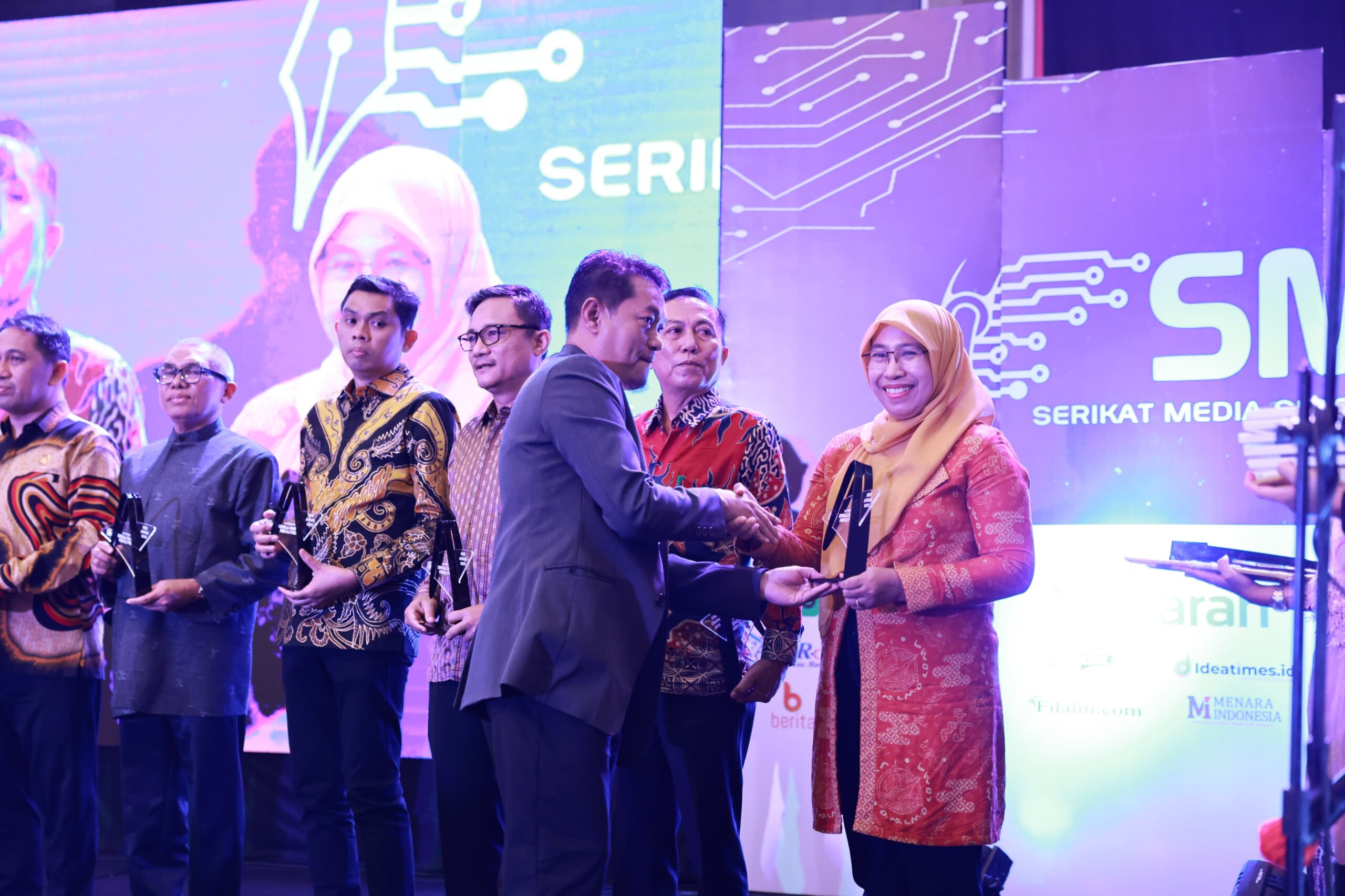 Dinas Kominfo Makassar Raih Penghargaan Peduli Media di SMSI Sulsel Award 2024