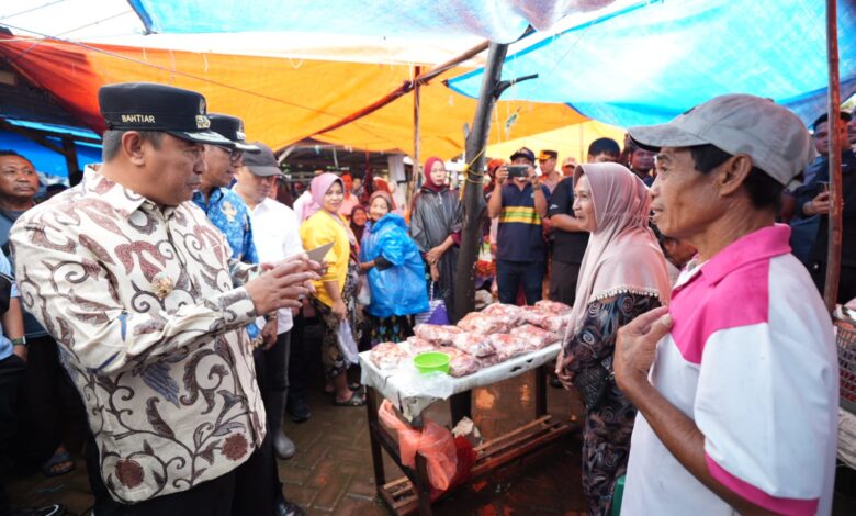 Pj Gubernur Sulsel Pastikan Stok dan Harga Kebutuhan Pokok di Takalar Stabil