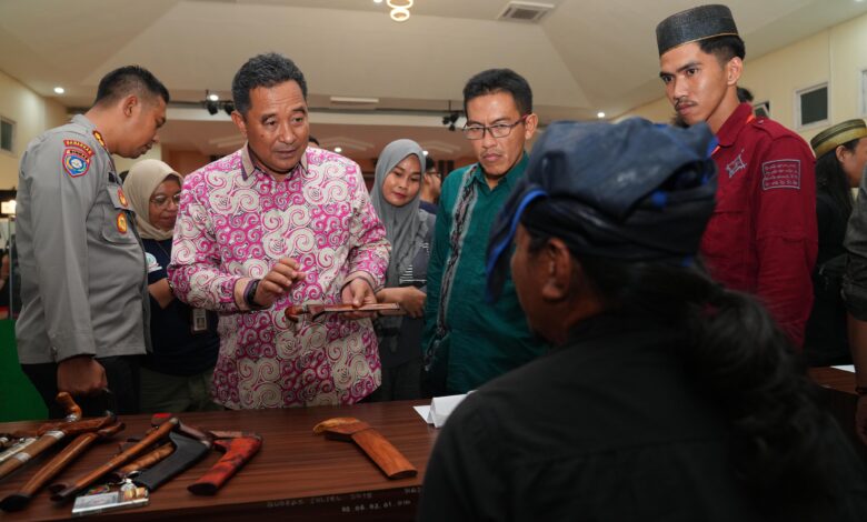 Pj Gubernur Bahtiar Serahkan Penghargaan ke Komunitas Bilah Pusaka